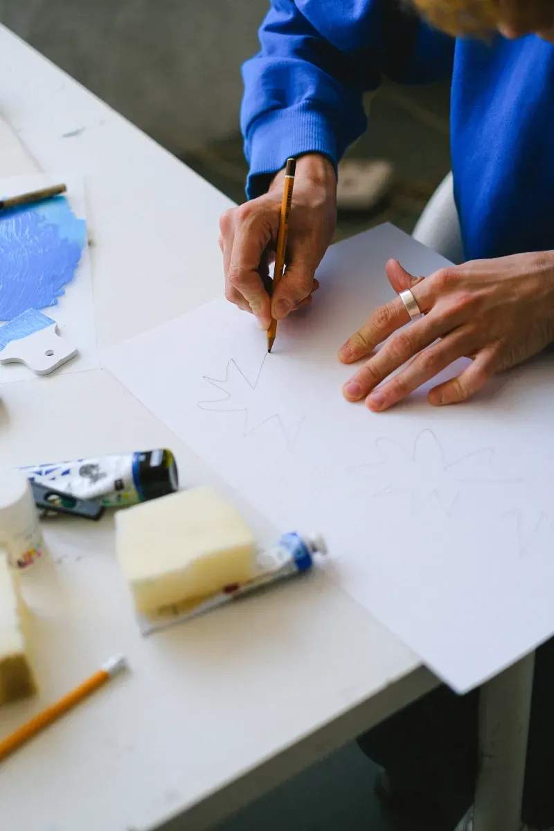 Materiales básicos para un cuaderno de bocetos versátil